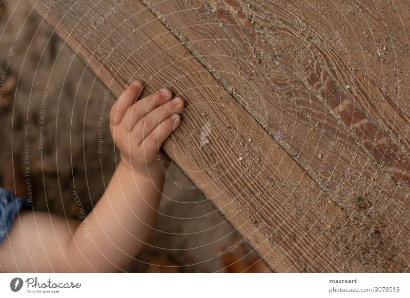 greifen Kinderhand Hand Finger festhalten begreifen Mobilität entdecken Nahaufnahme kindlich krabbeln laufen gehen Boden dreckig Sauberkeit Baby