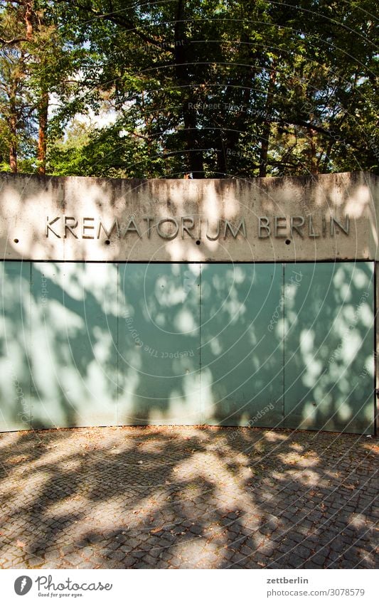 Krematorium Berlin Hauptstadt Menschenleer Stadt Textfreiraum Stadtleben Mauer Schriftzeichen Aufschrift Information Beerdigung Tod Wand