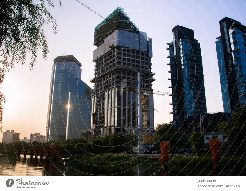 Anbruch der Nacht in der Stadt Wolkenloser Himmel Kanal Peking Stadtzentrum Hochhaus Bürogebäude Baustelle Fassade hoch ruhig Inspiration modern Umwelt