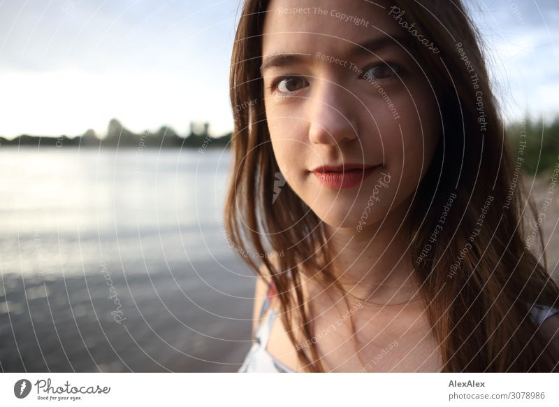 Portrait einer jungen Frau am Rheinufer Freude schön Leben harmonisch Sommer Sommerurlaub Fluss Junge Frau Jugendliche 18-30 Jahre Erwachsene Landschaft