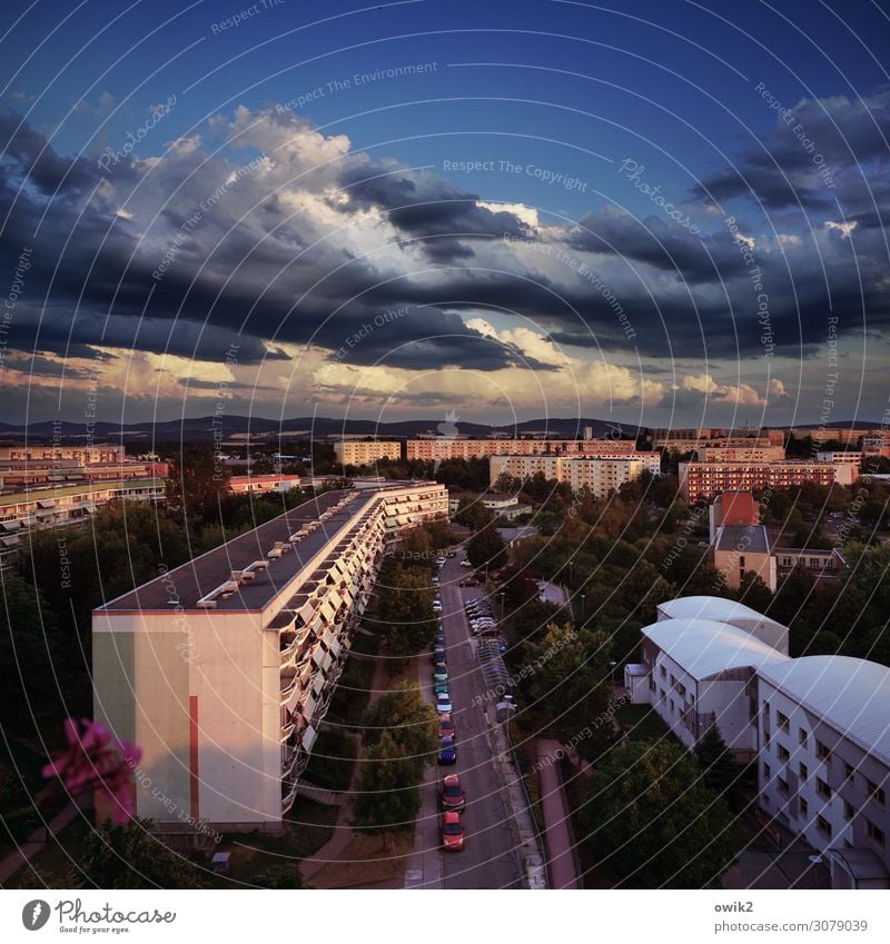 Viel Beton in der Landschaft Himmel Wolken Schönes Wetter Bautzen Deutschland Kleinstadt Stadtrand bevölkert Haus Gebäude Plattenbau Mauer Wand Fassade Balkon