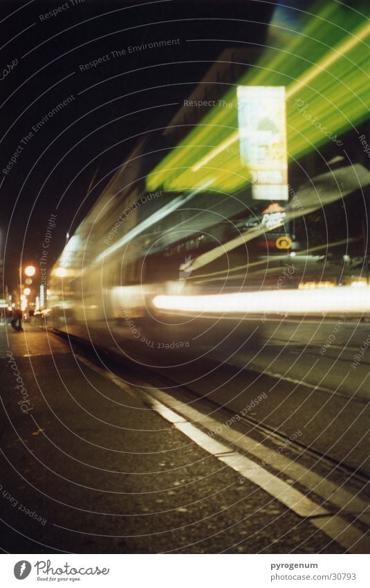 Trainspotting Geschwindigkeit Straßenbahn Eisenbahn Nacht Verkehr Reflexion & Spiegelung Unschärfe