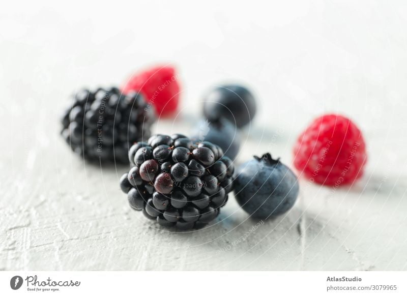 Beeren auf weißem Zement-Hintergrund, Nahaufnahme und Platz für Text trocknen natürlich Natur süß abstrakt Tisch Raum Sommer lecker Makro Design reif kreativ