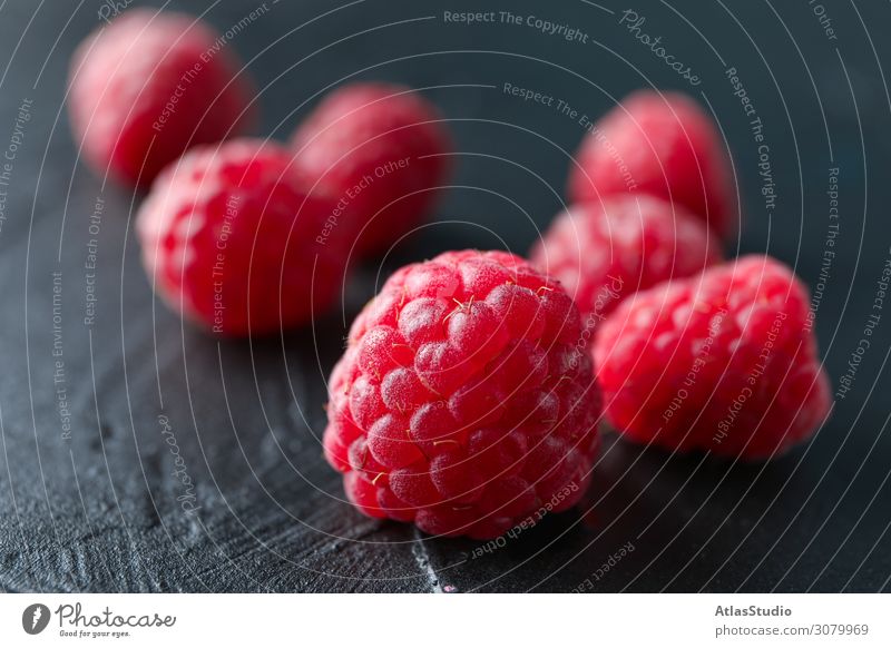 Himbeeren auf schwarzem Zement-Hintergrund, Nahaufnahme und Platz für Text trocknen natürlich Natur süß abstrakt Tisch Raum rot Sommer lecker Makro reif Früchte