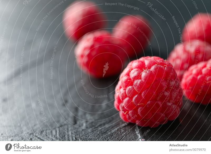 Himbeeren auf schwarzem Zement-Hintergrund, Nahaufnahme und Platz für Text trocknen natürlich Natur süß abstrakt Tisch Raum rot Sommer lecker Makro reif Früchte