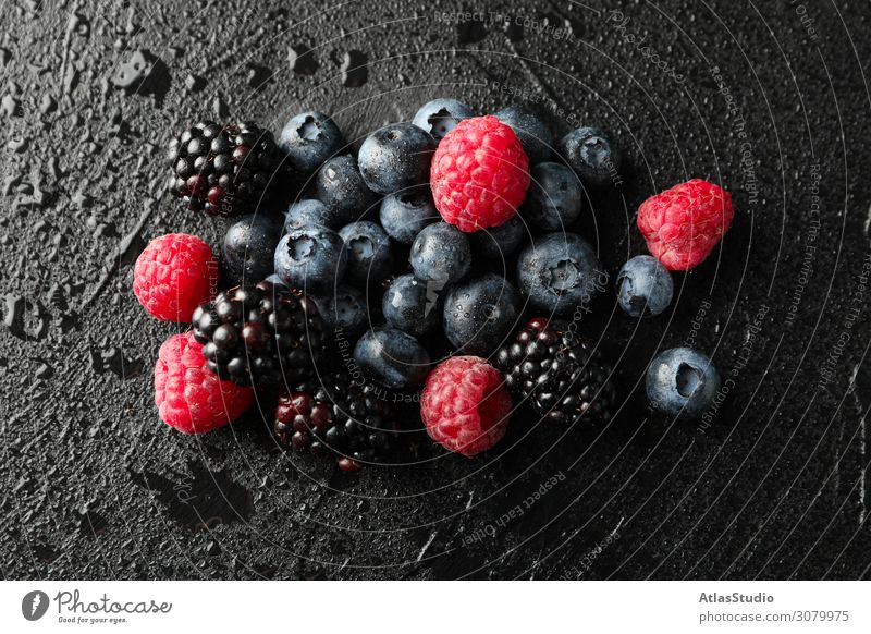 Beeren auf schwarzem Zement-Hintergrund mit Tropfen, Platz für Text legen natürlich Dessert Biografie Natur süß Pasteten Raum Sommer lecker Makro diätetisch