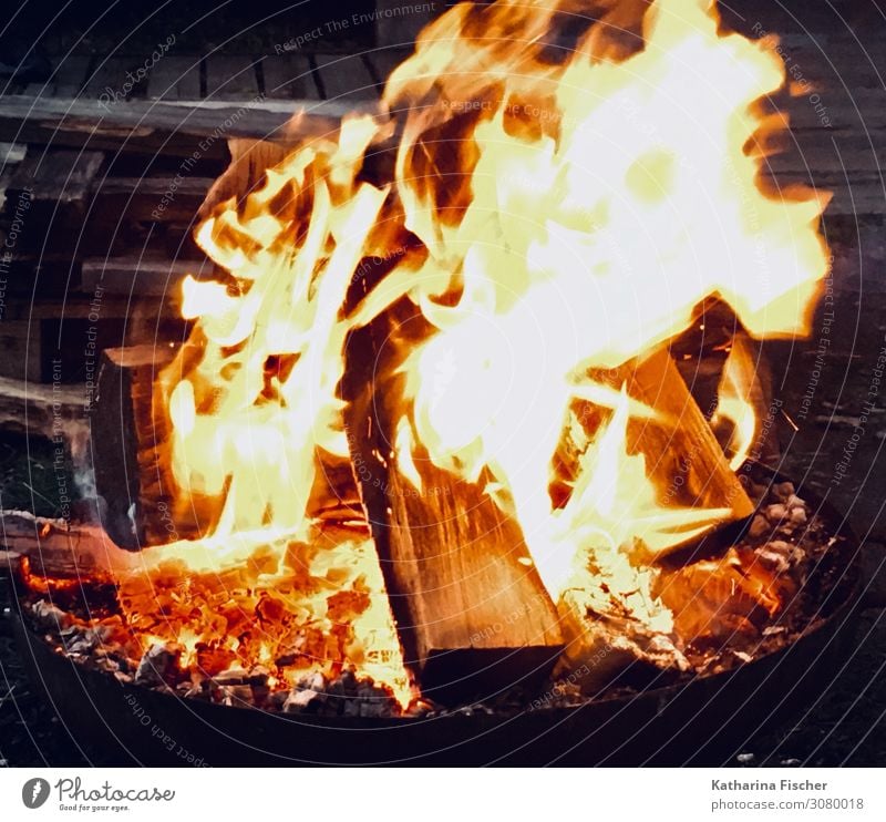 Feuer Urelemente Frühling Sommer Herbst Winter Holz heiß hell Wärme braun gelb orange rot weiß Warmherzigkeit Feuerstelle Lagerfeuerstimmung Flamme Glut glühen