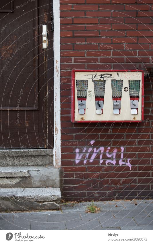 Groschenprodukt Nostalgie Süßwaren Kaugummi Haus Mauer Wand Treppe Tür Backsteinfassade Kaugummiautomat Schriftzeichen Graffiti alt authentisch kaputt retro