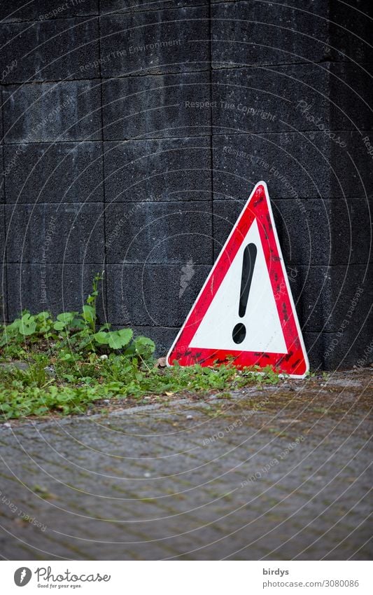 Allgemeine Gefahrenstelle, Straßenschild 101 lehnt an einer Wand Allgemeine gefahrenstelle Verkehrsschild Verkehrszeichen 101 Grünpflanze Mauer Zeichen