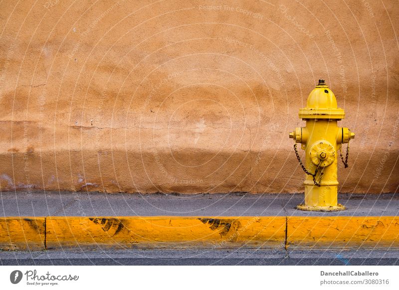 ____Hydrant_... Mauer Wand Verkehr Verkehrswege Straße Wege & Pfade Fußgängerzone Bürgersteig gelb Parkverbot Reifenspuren Bordsteinkante Wasserversorgung