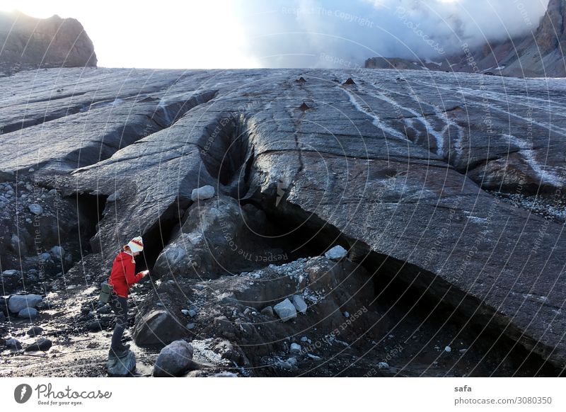 Gergeti Gletscher feminin Junge Frau Jugendliche 1 Mensch 30-45 Jahre Erwachsene Natur Landschaft Wolken Sommer Eis Frost Felsen Berge u. Gebirge kasbekisch