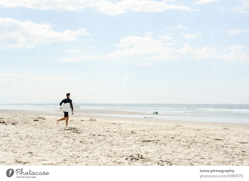 Sandstrand mit Surfer Neuseeland Strand Sonnenschein Badeurlaub Badewetter Meer Sommerurlaub Ferien & Urlaub & Reisen Erholung Natur Schönes Wetter Tourismus