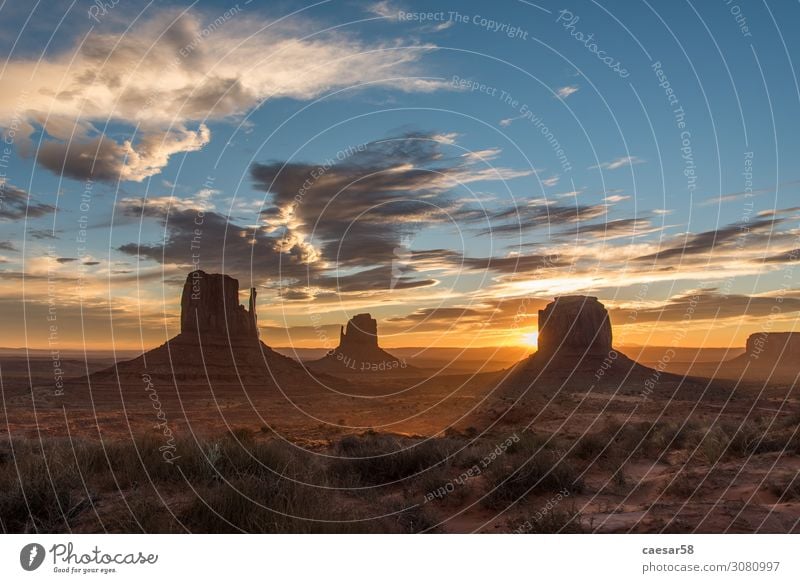 Sonnenaufgang am Monument Valley 01 Natur Landschaft Sonnenuntergang Sonnenlicht Wärme Wüste Sand schön blau gold orange USA Nationalpark Berge u. Gebirge