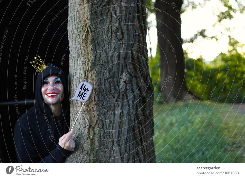 Es war einmal ein schwarzer Mann im Baum... maskulin 1 Mensch 30-45 Jahre Erwachsene Kapuzenpullover Accessoire Maske Krone Kitsch Krimskrams Holz Zeichen