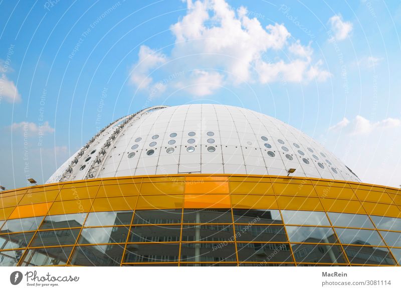 Ericsson Globe Tourismus Fahrstuhl Kugel rund Globe Arena Globenarena Gondeln Schrägaufzug schweden Stockholm veranstaltungshalle Farbfoto Außenaufnahme