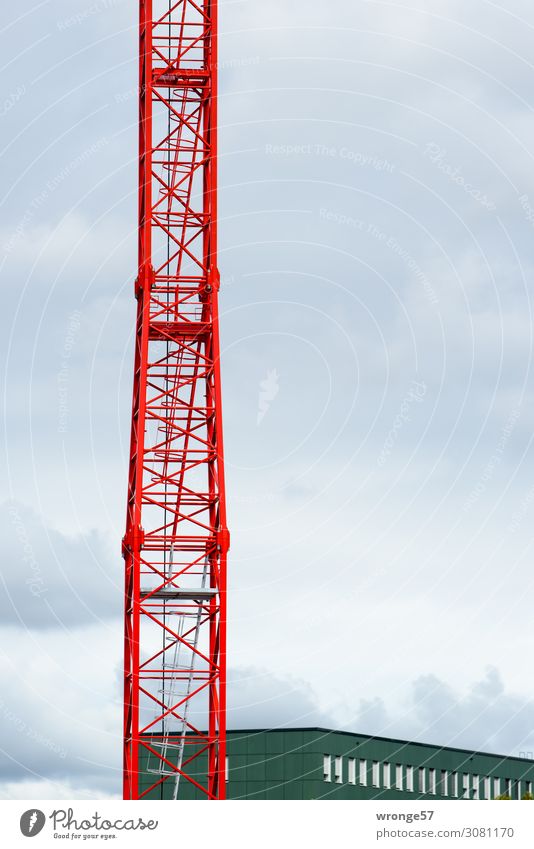 Roter Gitterturm Baustelle Baumaschine bauen dünn Stadt rot Kran turmhoch Arbeitsgeräte Hochformat Farbfoto mehrfarbig Außenaufnahme Nahaufnahme Menschenleer