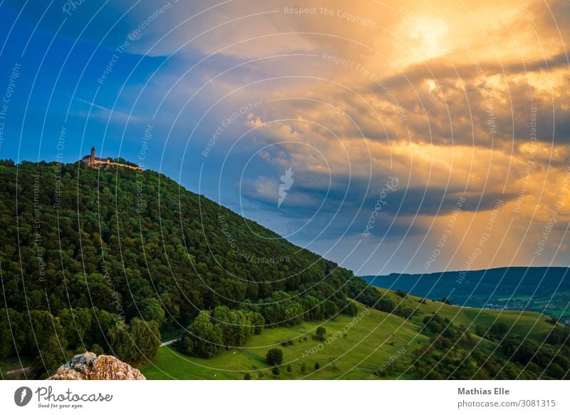 Burg Teck Tourismus Ausflug Landschaft Himmel Wolken Gewitterwolken schlechtes Wetter Unwetter Baum Gras Wiese Wald Burg oder Schloss Gebäude Sehenswürdigkeit