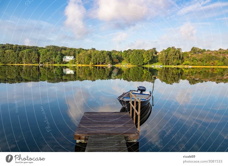 Spiegelung im Wasser in Nösund auf der Insel Orust in Schweden Erholung Ferien & Urlaub & Reisen Tourismus Sommer Meer Haus Natur Landschaft Wolken Baum Küste