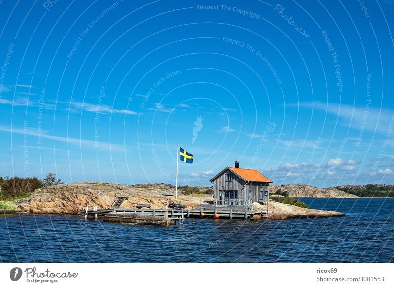 Holzhütte und Fahne auf der Insel Valön in Schweden Erholung Ferien & Urlaub & Reisen Tourismus Sommer Meer Haus Natur Landschaft Wasser Wolken Felsen Küste