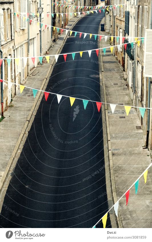 La Fête Dorf Kleinstadt Altstadt Menschenleer Haus Gebäude Straße Dekoration & Verzierung Feste & Feiern lang Freude Wimpelkette Fahne verschönern Asphalt