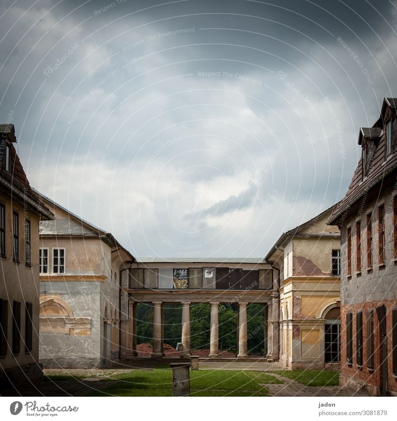 schlossplatz. Häusliches Leben Traumhaus Renovieren Baustelle Architektur Himmel Wolken Haus Burg oder Schloss Gebäude Fassade Fenster Säule Sehenswürdigkeit