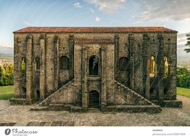 Santa María del Naranco Landschaft Pflanze Himmel Horizont Sonnenlicht Schönes Wetter Stadtrand Menschenleer Kirche Ruine Bauwerk Architektur Mauer Wand Treppe