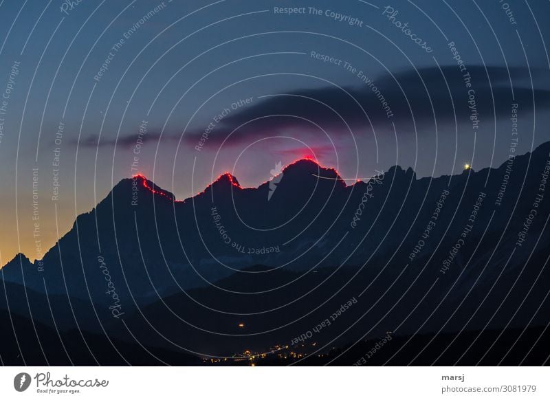 Der Berg brennt Natur Berge u. Gebirge Dachstein Torstein Mitterspitz Hunerkogel Gipfel leuchten außergewöhnlich Gratbeleuchtung Fackel Beleuchtung Attraktion