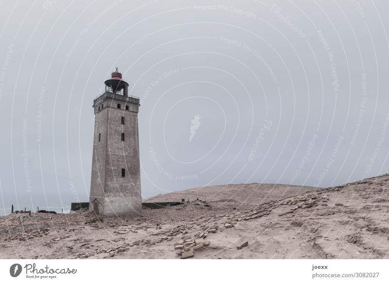 Alter Leuchtturm Rubjerg Knude Fyr in dänischen Dünen Tag Außenaufnahme Gedeckte Farben Farbfoto rot braun historisch alt Sehenswürdigkeit Dänemark Küste