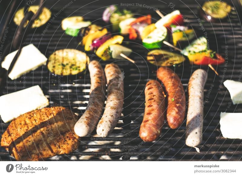 Grillgut Lebensmittel Fleisch Wurstwaren Käse grillen Grillrost Grillsaison Grillplatz Griller Ernährung Essen Festessen Geschäftsessen Picknick Fastfood