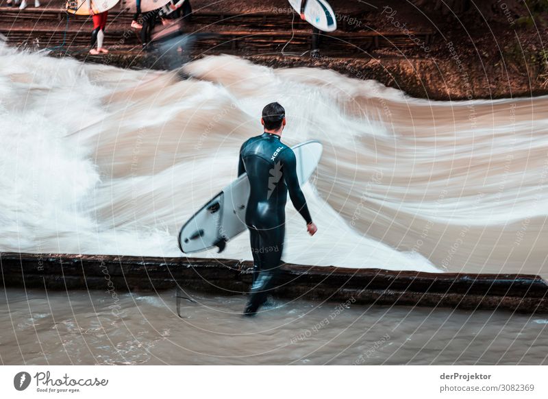 Eisbach in München: Warten auf die perfekte Welle? Ferien & Urlaub & Reisen Tourismus Ausflug Abenteuer Ferne Freiheit Sightseeing Städtereise Sommerurlaub