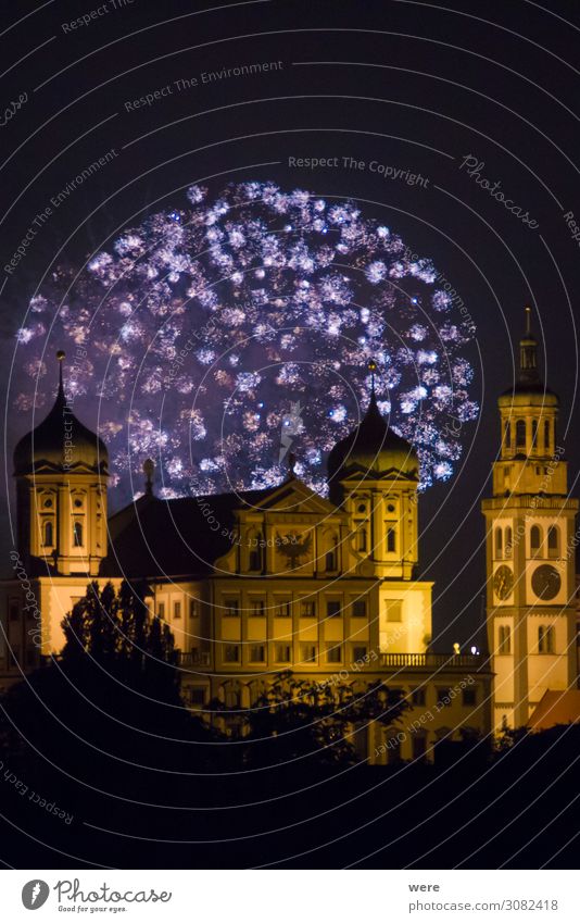 fireworks over the illuminated Augsburg Town Hall Kultur Veranstaltung Show Stadt Rathaus Wahrzeichen leuchten gigantisch glänzend Freude Feuerwerk Celebration