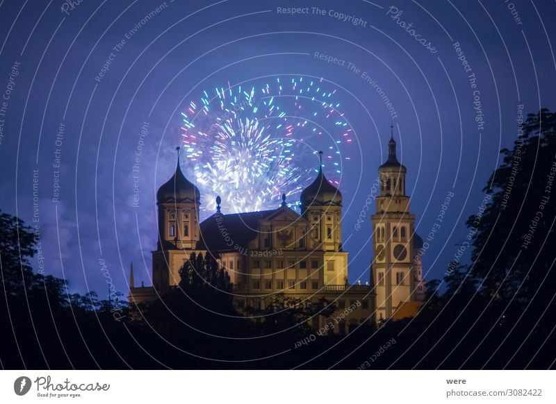 fireworks over the illuminated Augsburg Town Hall Veranstaltung Silvester u. Neujahr Rathaus Sehenswürdigkeit Wahrzeichen Denkmal Feste & Feiern fantastisch