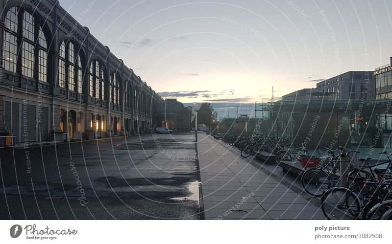 Wiener Platz neben dem Hauptbahnhof in Dresden Architektur Gebäude Stadt Deutsch Sachsen Stadtleben Geschäft Straßenbahn Europa außen alt sächsisch Urlaub