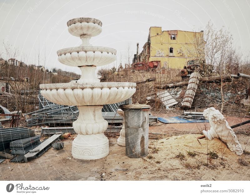 Trödelmarkt Erde Sand Baum Sträucher Haus Mauer Wand Fenster Schrott Schrottplatz Müllbehälter Brunnen Ruine ruiniert Stein Holz Metall alt trashig Verfall