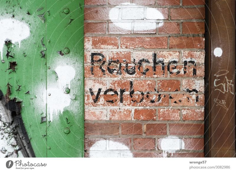 Rauchen verboten Industrieanlage Mauer Wand Tür Stein Holz Schriftzeichen Schilder & Markierungen Hinweisschild Warnschild Graffiti retro mehrfarbig Laster