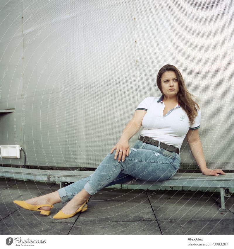 Junge Frau sitzt auf Dach Lifestyle Stil schön Leben plus size model Leitung Blech Jugendliche 18-30 Jahre Erwachsene Jeanshose Polohemd Damenschuhe brünett