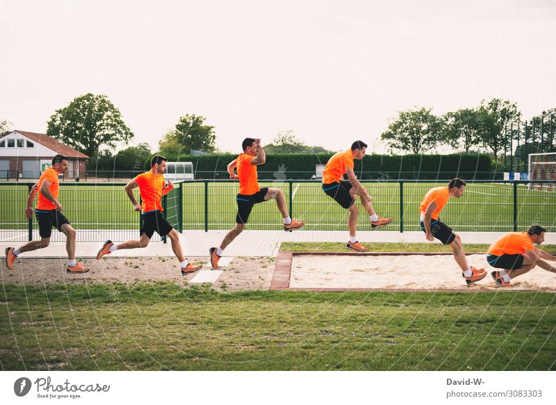 springen in Zeitlupe Gesundheit sportlich Fitness Sport Leichtathletik Sportler Sportveranstaltung Fußballplatz Mensch maskulin Junger Mann Jugendliche