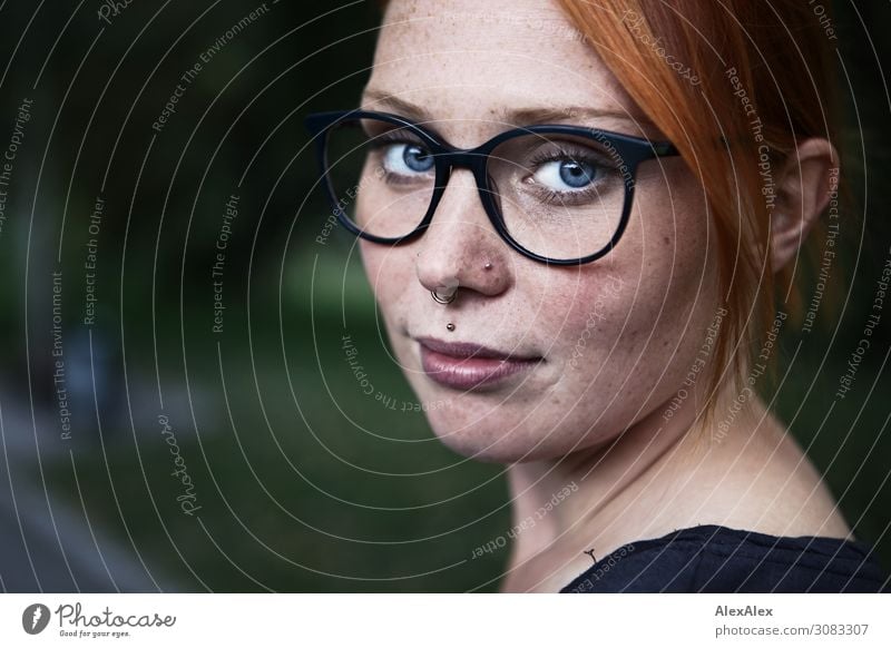 seitliches Portrait einer jungen Frau mit Sommersprossen und Brille Freude schön Zufriedenheit Junge Frau Jugendliche 18-30 Jahre Erwachsene Schönes Wetter Park