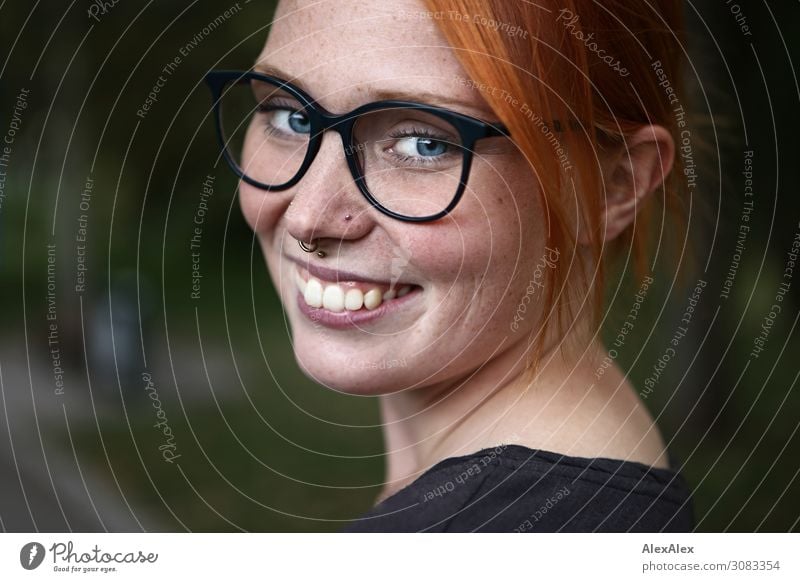 seitliches Portrait einer jungen Frau mit Sommersprossen und Brille Freude schön harmonisch Junge Frau Jugendliche Gesicht 18-30 Jahre Erwachsene Schönes Wetter