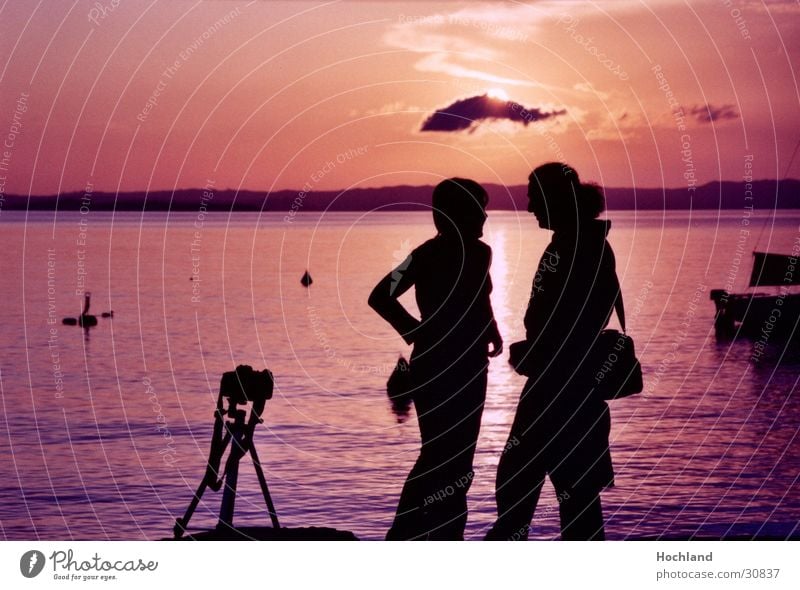 Kitsch am Abend Abenddämmerung Fotografie Stativ Wolken falsch Meer Frau Mann Paar Sonne paarweise