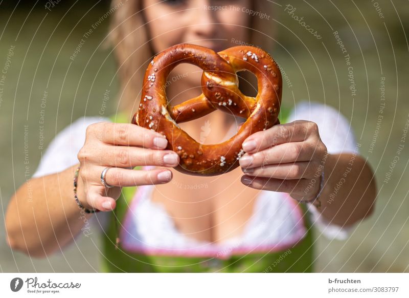 brezel Lebensmittel Teigwaren Backwaren Brot Ernährung Büffet Brunch Picknick Bioprodukte Freizeit & Hobby Feste & Feiern Oktoberfest Frau Erwachsene Hand