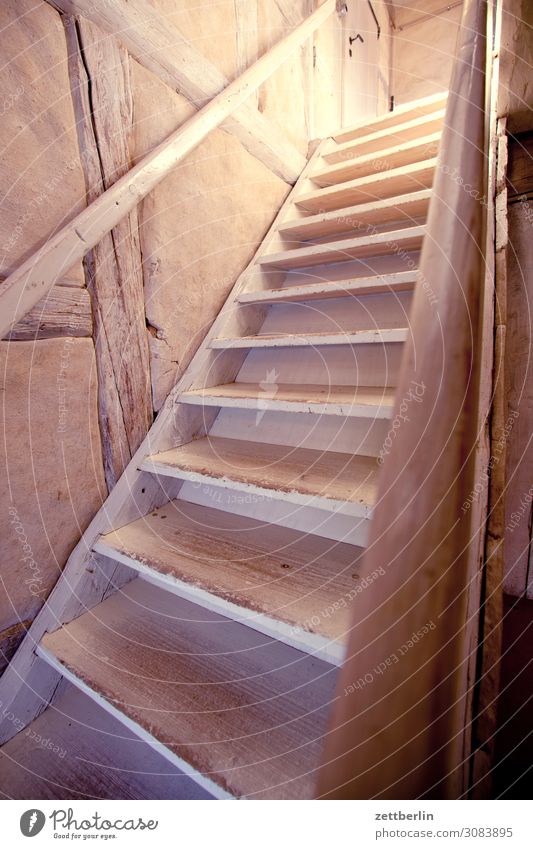 Steile Holztreppe antik aschersleben Detailaufnahme Vergangenheit Mittelalter Haus historisch Innenaufnahme Innenarchitektur Kleinstadt Licht Traurigkeit