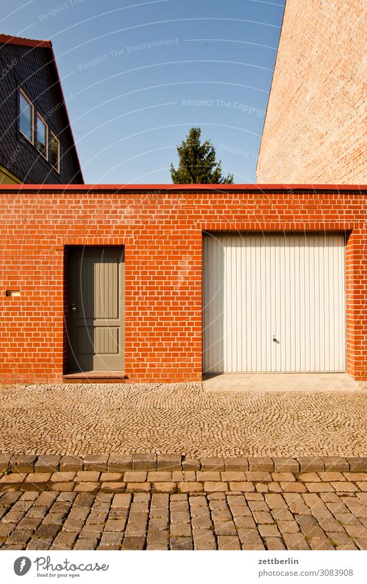 Türen aschersleben Detailaufnahme Haus Häusliches Leben historisch Kleinstadt Licht Traurigkeit Menschenleer Sommer Stadt Stadtmauer Textfreiraum Eingang Zugang