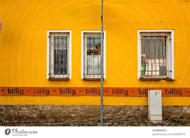 billig - billig - billig - billig - Billig verkaufen Ladengeschäft Schaufenster Werbung Werbebranche Fassade Fenster aschersleben Detailaufnahme Haus Kleinstadt