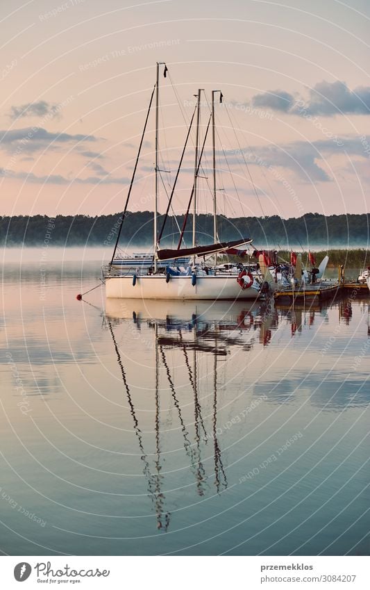 Yachten und Boote, die in einem Hafen liegen. Erholung Freizeit & Hobby Ferien & Urlaub & Reisen Tourismus Kreuzfahrt Sommer Meer Umwelt Natur Himmel Wolken