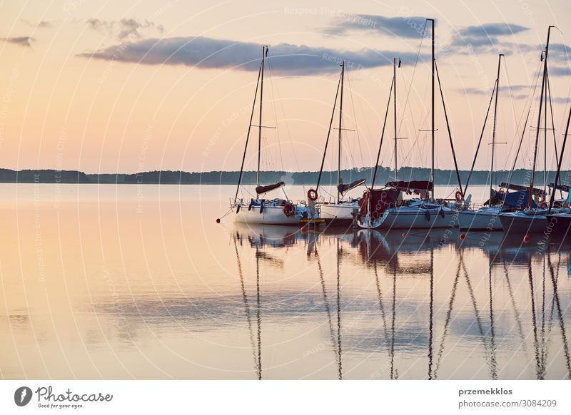 Yachten und Boote, die in einem Hafen liegen. Erholung Freizeit & Hobby Ferien & Urlaub & Reisen Tourismus Kreuzfahrt Sommer Meer Natur Küste See Jacht