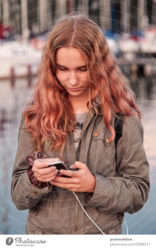 Junge Frau nutzt Handy-Smartphone Lifestyle Ferien & Urlaub & Reisen Sommer Telefon PDA Technik & Technologie Internet Mensch Jugendliche Erwachsene 1