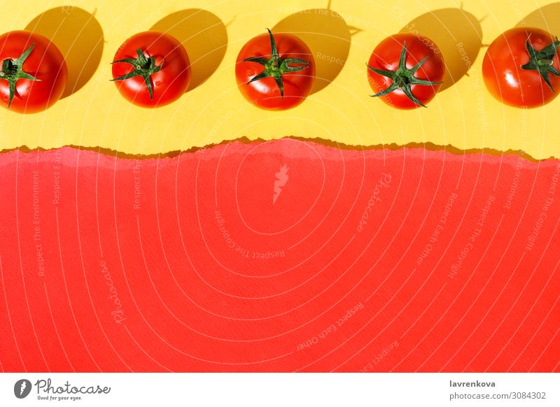 Flache Schicht aus Bio-Tomaten mit gelben Knollen einrichten arrangiert angeordnet Hintergrundbild mehrfarbig Diät Lebensmittel Gesunde Ernährung Foodfotografie