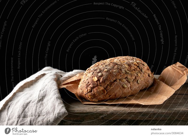 gebackenes ovales Brot aus Roggenmehl Ernährung Frühstück Diät Tisch Holz dunkel frisch braun grau schwarz Tradition Bäckerei Lebensmittel Feinschmecker Korn