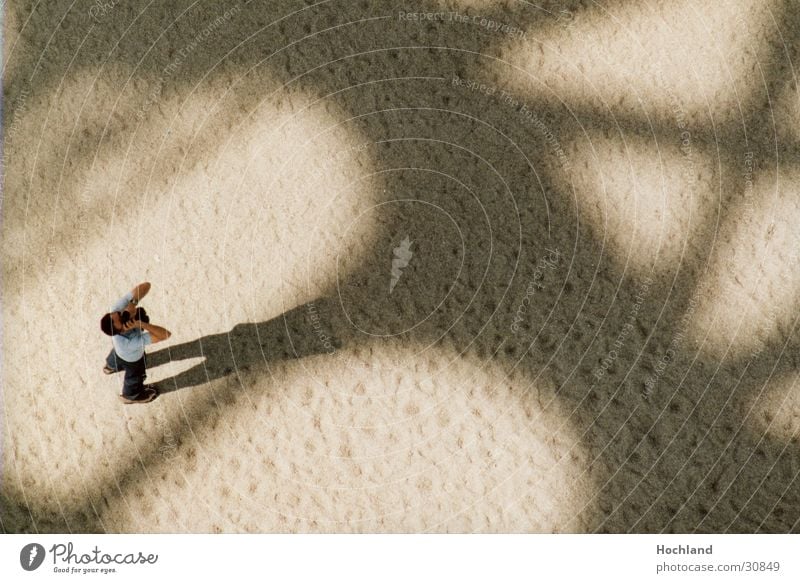 Na, wo ist das ? Licht Muster Paris Mann Fotograf Frankreich Architektur Sand Schatten Schattenmuster Bogen Eiffeltum Tour de Eiffel Fotographie Rücken